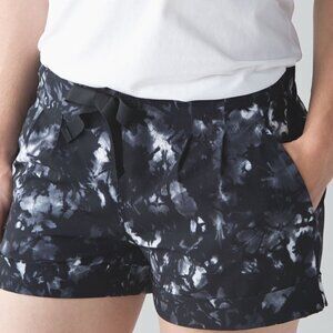 Lululemon Spring Break Away Short II - 4 Dusk Dye White Black / Black